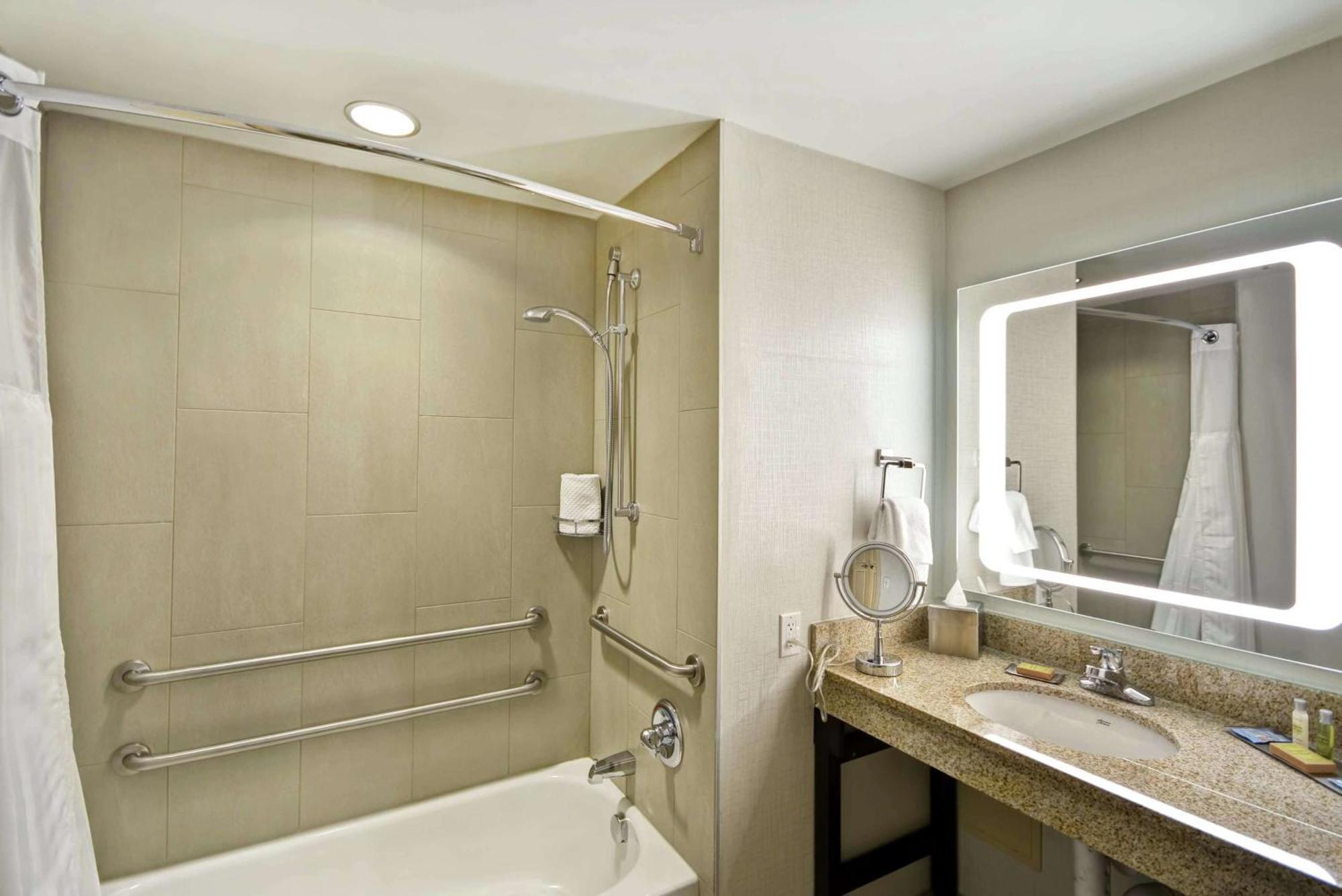 Готель Doubletree By Hilton Chicago Midway Airport, Il Bedford Park Екстер'єр фото