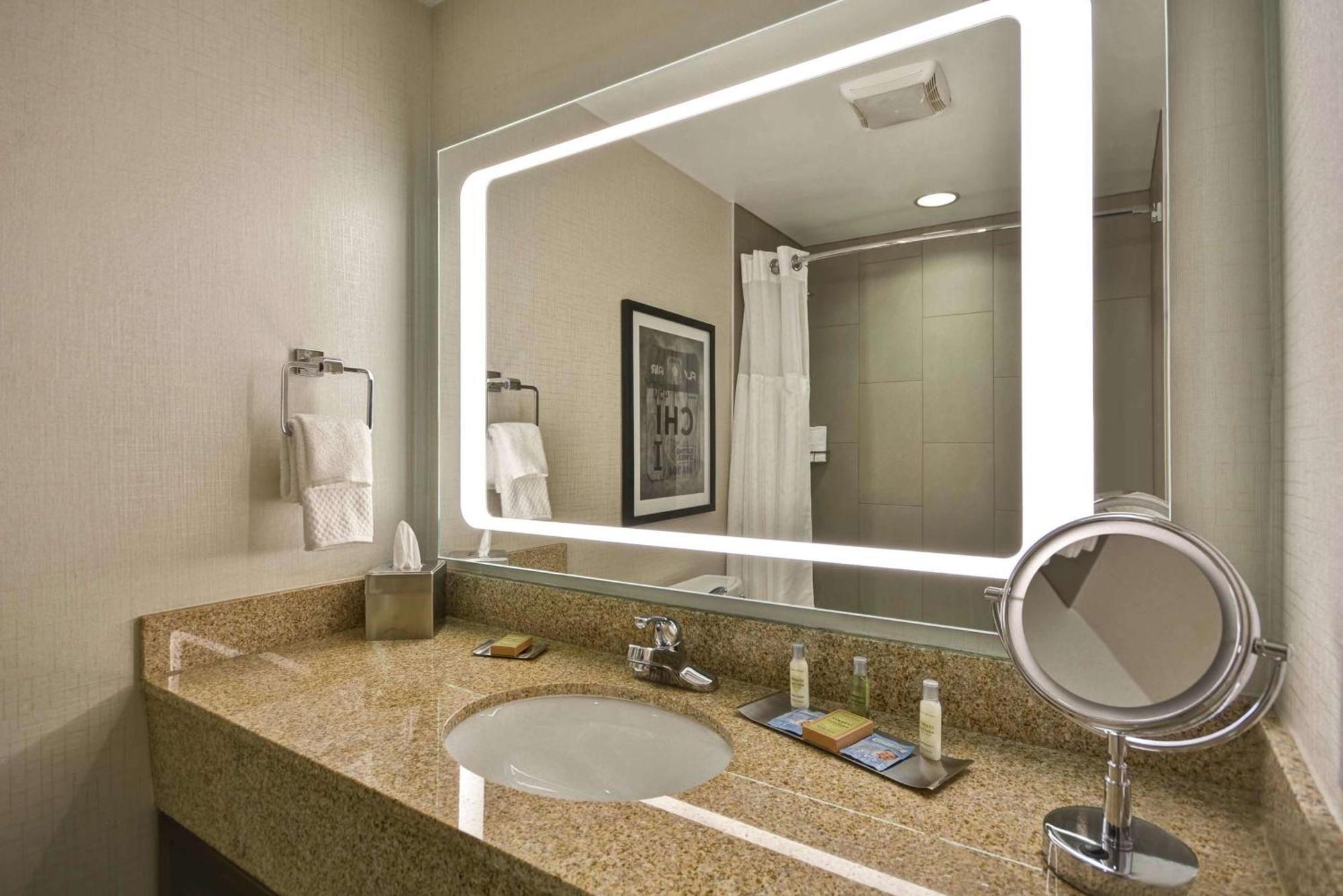 Готель Doubletree By Hilton Chicago Midway Airport, Il Bedford Park Екстер'єр фото
